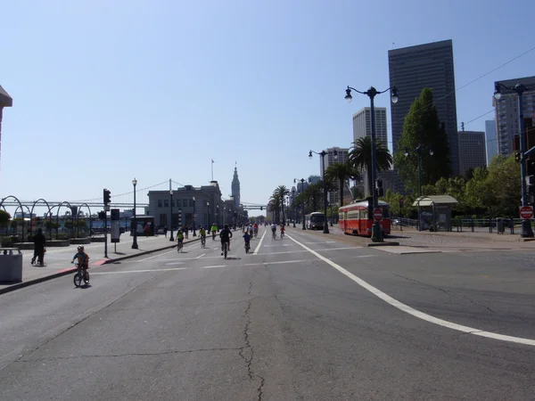 Kinderen en volwassenen fiets op de weg van de Embarcadero bij zondag straten — Stockfoto
