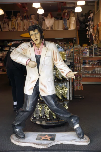 Копия Элвиса Пресли, поющего в сувенирном магазине на Холливу — стоковое фото