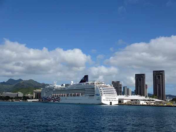 NCL kryssningsfartyg, Pride of America, dockad i Honolulu Harbor vett — Stockfoto