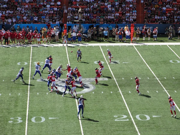 Le quarterback Aaron Rogers lance le ballon au receveur Greg Jennings avec d'autres joueurs étoiles en mouvement — Photo