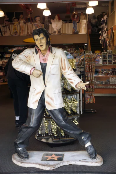 Replica of Elvis Presley singing in a souvenir store on Hollywoo — Stock Image Replica of Elvis Presley singing in a souvenir store on Hollywoo Stock Photo