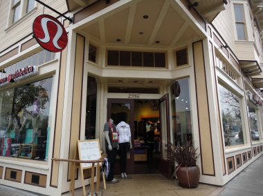 Lululemon dış depolamak ve Berkeley'de işaret