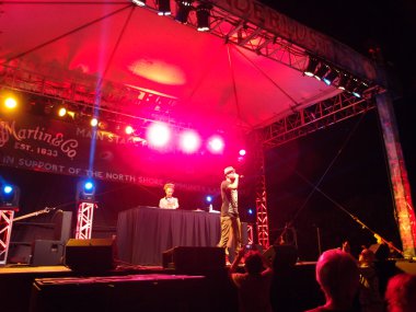 Dj Drez aşamada raylara iplik ile mikrofon içine MC Yogi Sings 