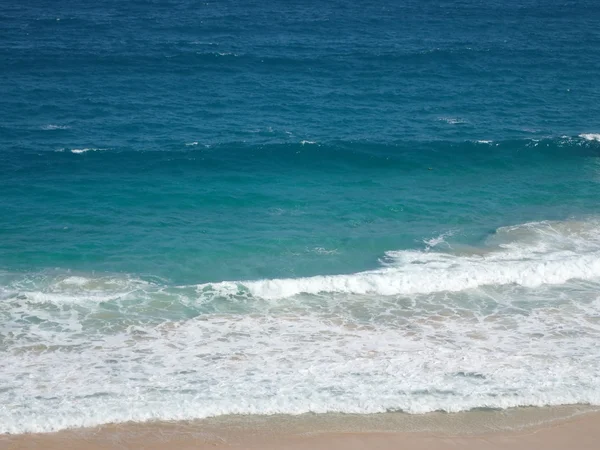 Wellen krachen am Strand entlang — Stockfoto