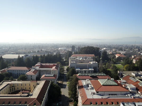 Vista de aves de edificios históricos y modernos de UC Berkeley C — Foto de Stock