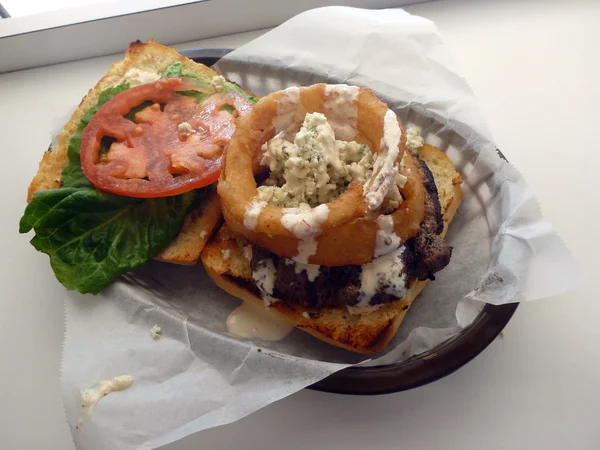"Niebieskie otwory "Burger cebulowe pierścienie i niebieski ser kruszy — Zdjęcie stockowe