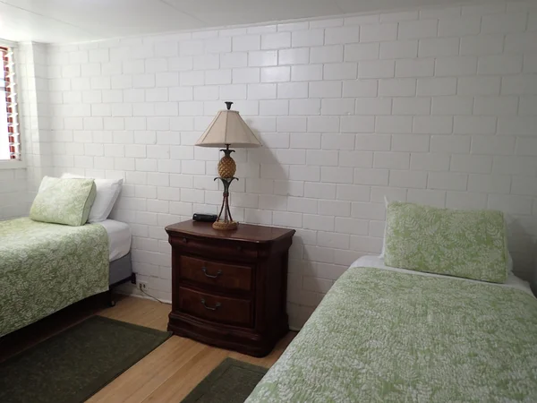 楼下的卧室配有两张单人床 — 图库照片