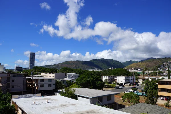 Kapahulu cidade em Honolulu com casas, condomínios e montanhas de T — Fotografia de Stock