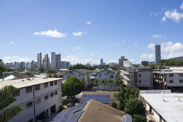 Ville de Kapahulu à Honolulu avec maisons, condos et montagnes de T — Photo