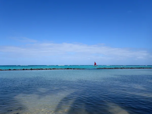 Lagoa de Pahonu (antiga lagoa de peixe havaiana) com barco à vela no di — Fotografia de Stock