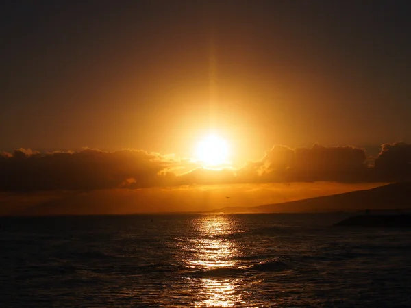 Dramatiska solnedgången över molnen och speglar på Pacific oc — Stockfoto