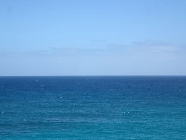 Mělké vlnité oceán vody Waimanalo zálivu, hledá do paci — Stock fotografie