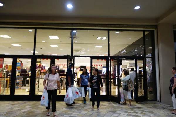 La gente sale de la tienda de Macy 's con bolsas de compras en Grey Thurs —  Fotos de Stock