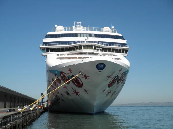 Gran barco de crucero noruego de línea de cruceros atracado — Foto de Stock