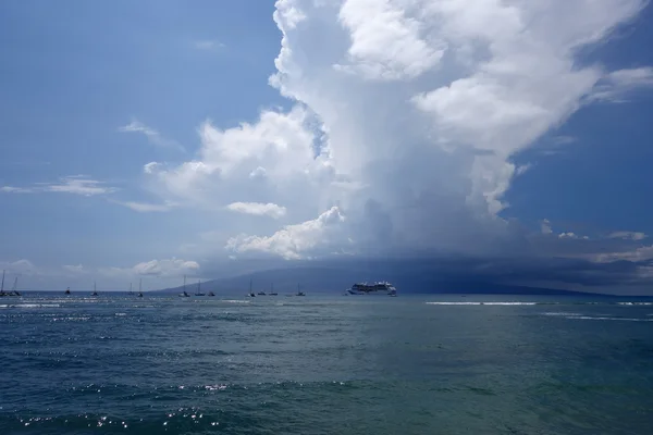 Принцеса круїзних суден стикування разом з іншими човни off узбережжі Мауї — стокове фото