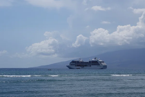 Princess Cruise πλοίο ελλιμενίστηκε offf ακτή του Maui με Lanai αρχα — Φωτογραφία Αρχείου