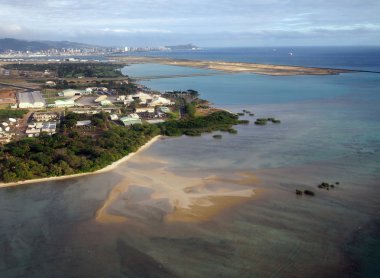 Honolulu Uluslararası Havaalanı ve mercan kayalığı pist t görüldü