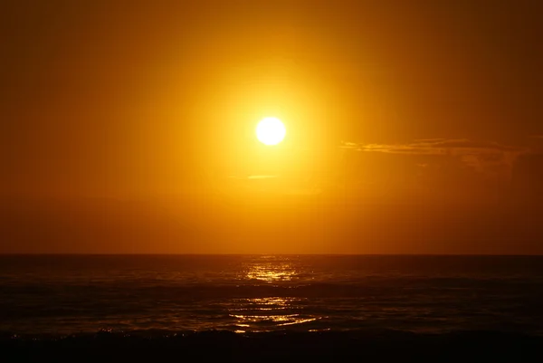Espetacular nascer do sol sobre o oceano com ondas batendo ao longo do sho — Fotografia de Stock