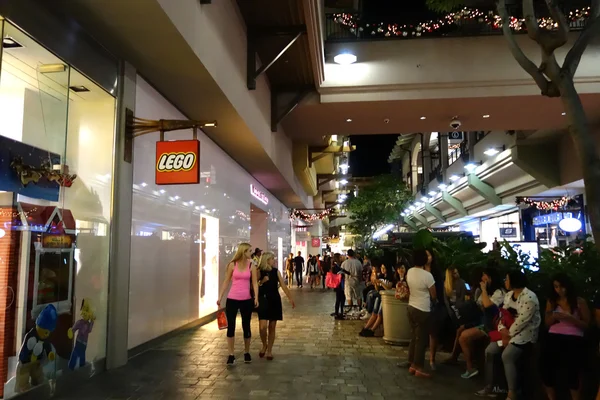 Folk rundt kjøpesenteret nær LEGO-butikken og Veronica-butikken – stockfoto