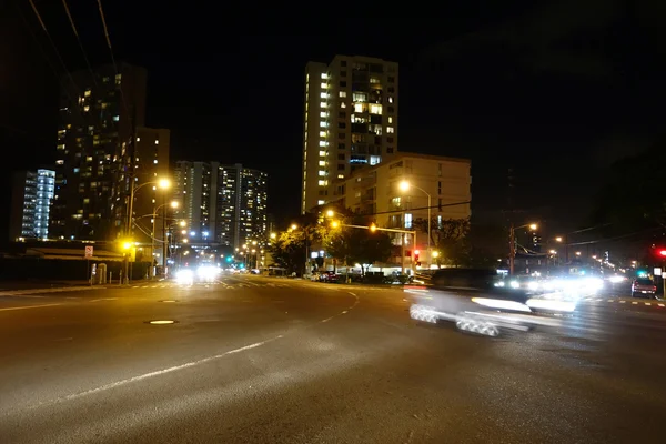 Carreras de coches a lo largo de Kapiolani Boulevard en la noche — Foto de Stock