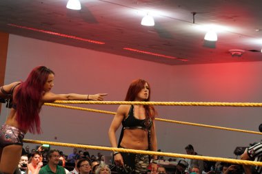 Becky Lynch ve etiketi takım anne sırasında halka köşesinde Sasha Bankaları