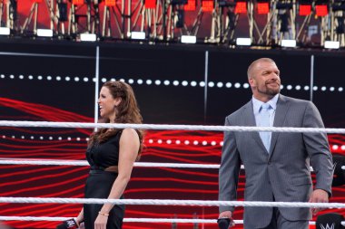 Triple H ve Stephanie Mcmahon ringin ortasında gülümseme