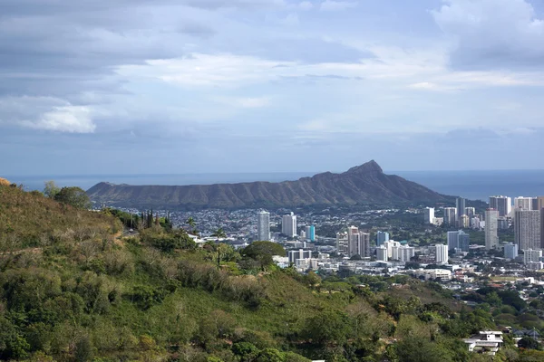 Diamondhead y la ciudad de Honolulu en Oahu en un buen día — Foto de Stock