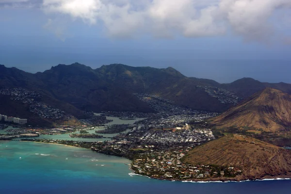 Vista aérea de Kuapa Pond, Hawaii Kai Town, Portlock, nubes y — Foto de Stock