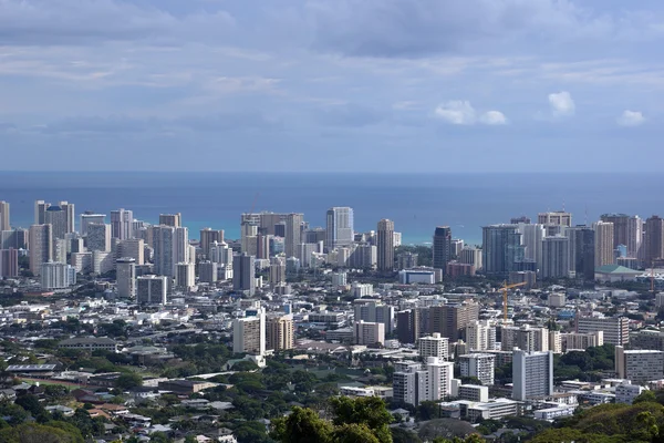 Panoráma města Honolulu, silnice, budovy, mrakodrapy, jeřáby, parky — Stock fotografie