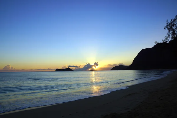 Ranní slunce na pláži waimanalo nad rock island bursti — Stock fotografie