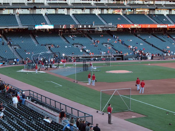 Diamondback Bullpen coach throws pitch to hitter during batting — Stock Photo, Image