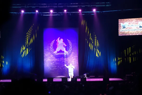 El comediante Gabriel Iglesias preforma en el escenario — Foto de Stock