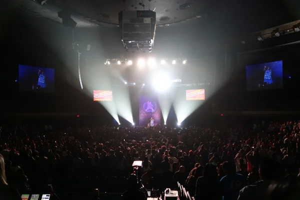 Große Menschenmenge sieht Komiker, flauschige, gabriel iglesias preforms — Stockfoto