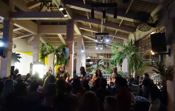 Banda de Reggae Banda de Orientação congela no Mai Tai Bar — Fotografia de Stock