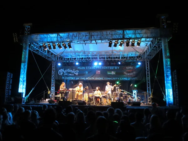 Mike Love canta en Mic mientras la banda jams en el escenario en Wanderlust Fes — Foto de Stock