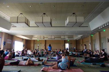 Öğrenciler konuşmak ve büyük Yoga sınıfının başlamadan önce toplamak
