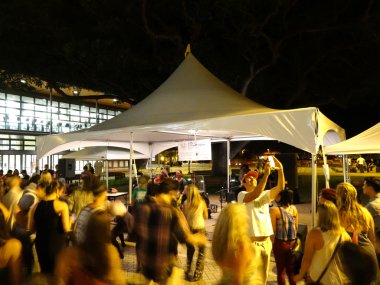 Grup sıkışmaları dünya gün konser Festivali Bisiklet tarafından desteklenmektedir