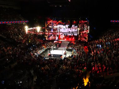 Beast Brock Lesner, Paul Heyman ile SAP Center 'a girer.