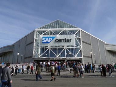  İnsan kalabalığı canlı kayıt için Sap merkezine girmek için sıraya