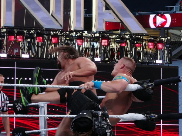 WWE brottare john cena sparkar rusev i ansiktet i hörnet av — Stockfoto