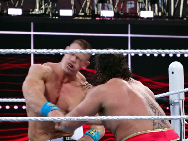 WWE Wrestler John Cena recibe un puñetazo en la cara de Rusev durante wre —  Fotos de Stock