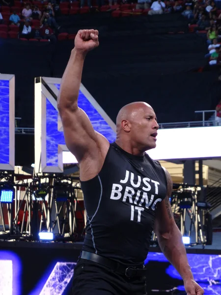 Uluslararası süperstar Rock, Dwayne Johnson, kolu t tutar.