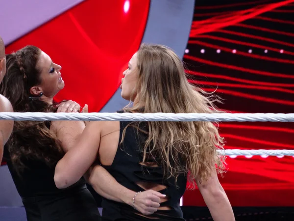 Estrella de UFC y campeón de peso gallo Ronda Rousey bloquea a Stephanie — Foto de Stock