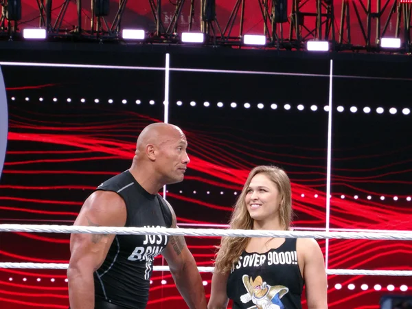 UFC star and Bantamweight Champion Ronda Rousey and the Rock cel — Stock Photo, Image