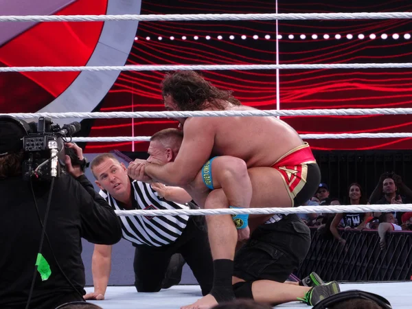 WWE Wrestler Rusev puts John Cena in The Accolade — Stock Photo, Image