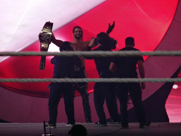 Al cierre de Wrestlemania 31 como Seth Rollins celebra campeones — Foto de Stock