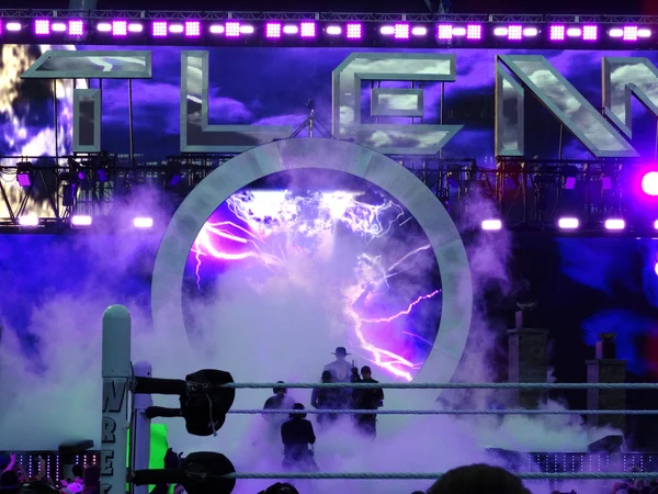 WWE Wrestler the Undertaker enters arena heading towards the rin — Stock Photo, Image