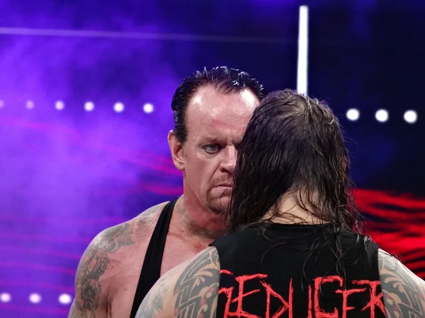 WWE Wrestler the Undertaker mira a Bray Wyatt en el ring — Foto de Stock