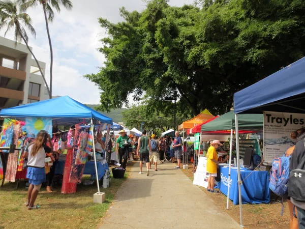 People explore booths that line pathway at Earth Day Celebratio — Stock Photo, Image