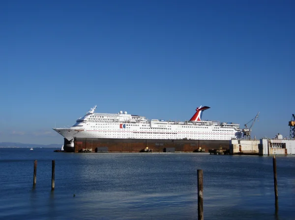 El barco Carnival Cruise Elation se sienta en Dry Dock mientras recibe al representante — Foto de Stock